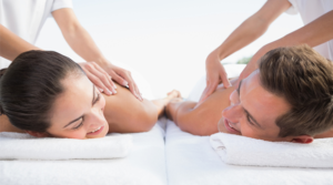 man en vrouw naar elkaar kijkend terwijl ze een duo massage ontvange